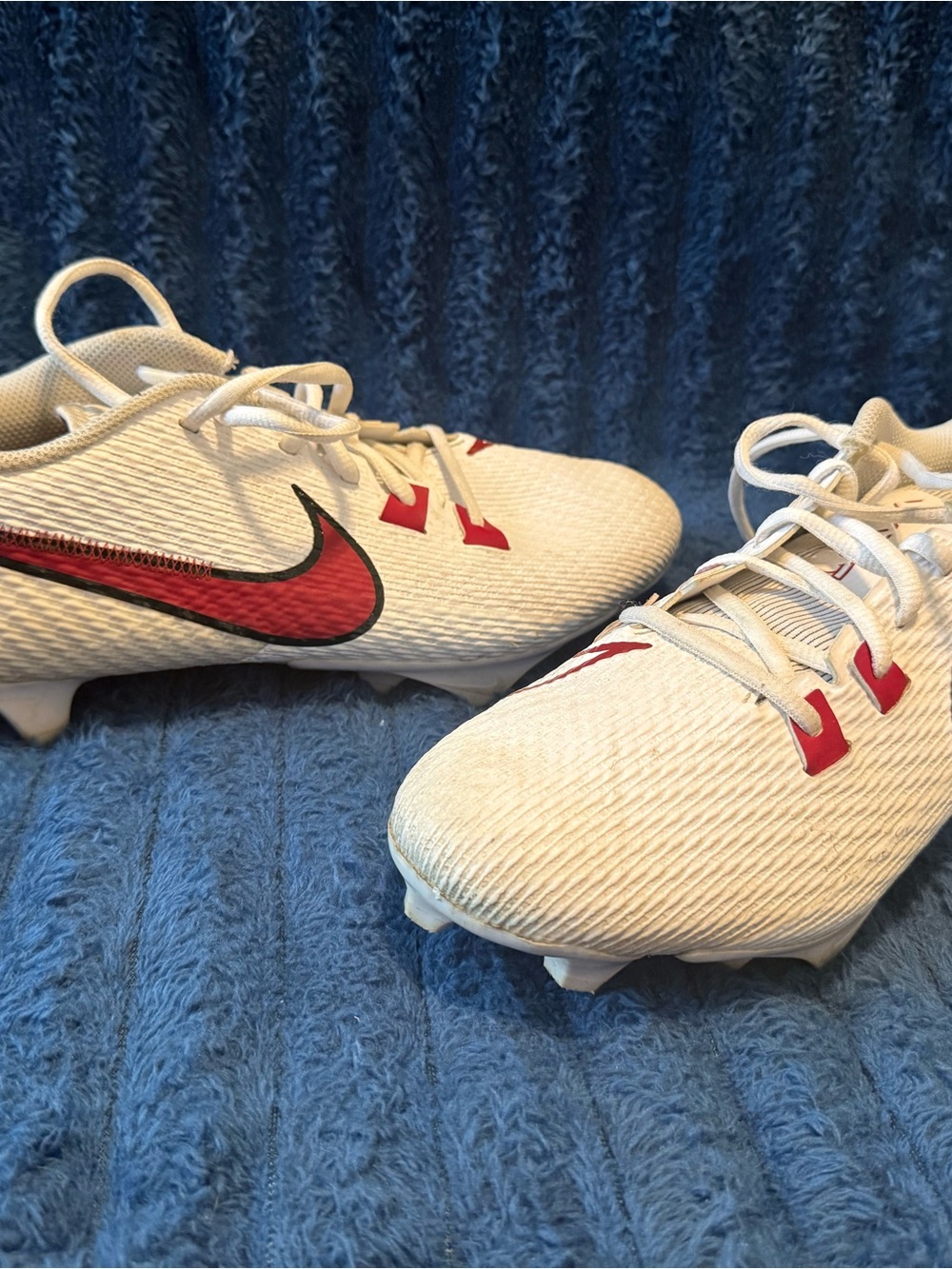 Nike White Athletic Shoe with Red Insole